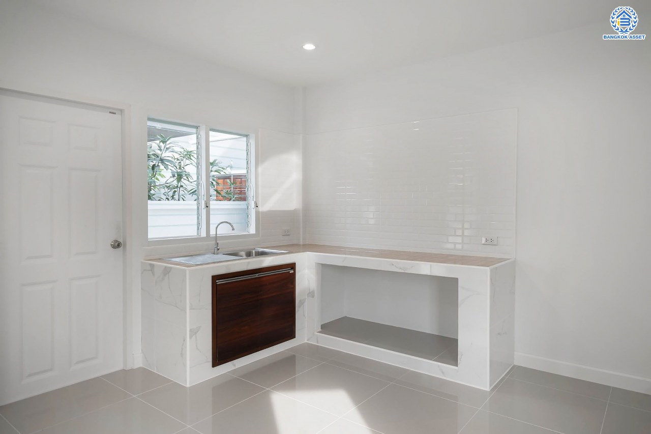 บ้านมือสองตกแต่งใหม่ โครงการ เศรณีลากูน วัดลาดปลาดุก หลังมุม ตอบโจทย์ทุกการใช้ชีวิต เนื้อที่ 59.9 ตร.ว. ฟังก์ชัน 3 ห้องนอน 3 ห้องน้ำ ทำเลเดินทางง่าย สะดวกสบายใกล้รถไฟฟ้าสายสีม่วง "สถานีคลองบางไผ่" ทางด่วน "กาญจนาภิเษก" และห้างสรรพสินค้าเซ็นทรัลเวสต์เกต